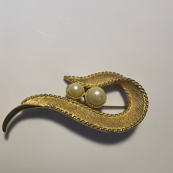 Sarah Coventry brushed gold tone brooch pearl - Picture 4 of 6